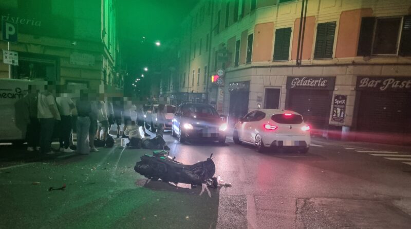 Scontro frontale auto – scooter in piazza Pontedecimo